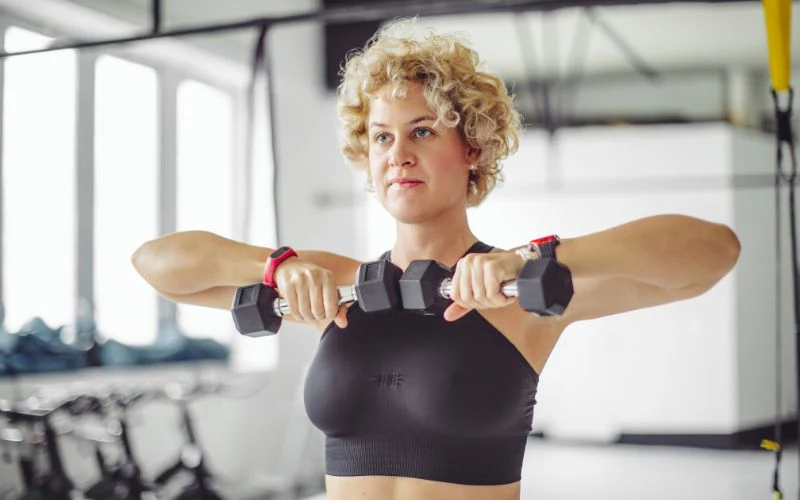 Bauchmuskel-Workouts mit Hanteln: Stärken und definieren Sie Ihren Core